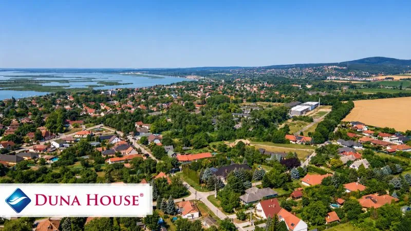A Velencei-tó vízállása 2022 szeptemberében is történelmi mélypontra süllyedt, és bár ez visszafogta az érdeklődést, árcsökkenés akkor sem történt